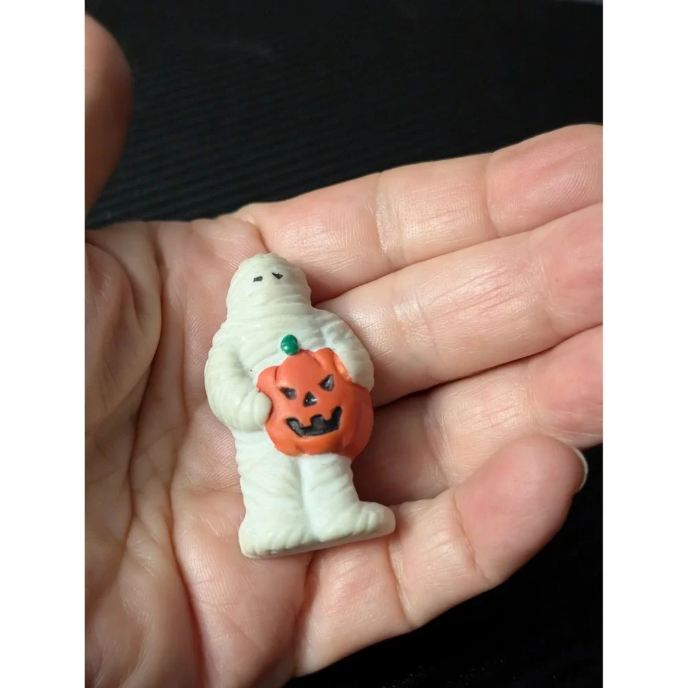 Vintage White Pin Mummy Holding Pumpkin Halloween Resin Spooky Holiday Brooch
